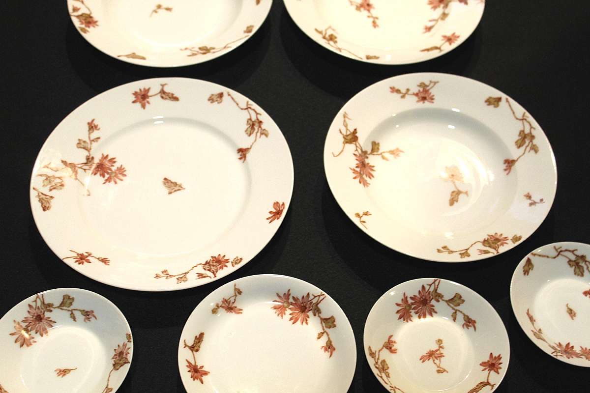 Up for sale is this Haviland & Co Limoges France Eight Piece Set in great condition with no chips or cracks. Included is One 9 5/8" Dinner Plates, Three 8 1/2" Soup Bowls, Three 4 3/4" Fruit Bowls & one 5 3/4"W by 7/8" Dee