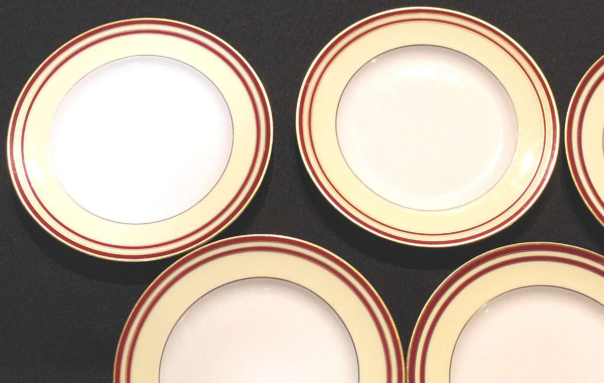 Up for sale are these Lorenz Hutschenreuther HUT1975 Selb Bavaria Set Of 6 Salad Plates In very good condition with no chips, cracks or crazing. The Plates measures approx. 7 5/8"W. Shipping Excludes: Alaska/Hawaii, US Protectorates, APO/FPO, PO Box