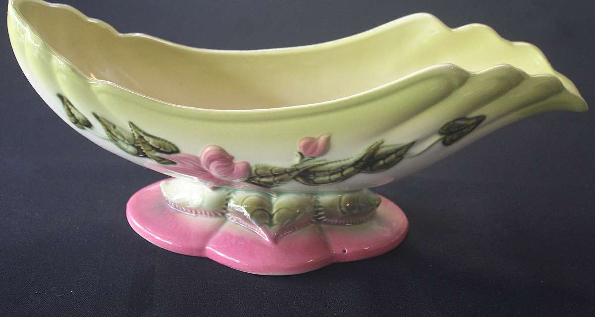 Up for sale is this Hull China Woodland Console Bowl in great condition with no chips or cracks. Measures approx. 14 1/2"W by 4"W at the top & 5 1/4"W at the base.Shipping Excludes: Alaska/Hawaii, US Protectorates, APO/FPO, PO BoxShip