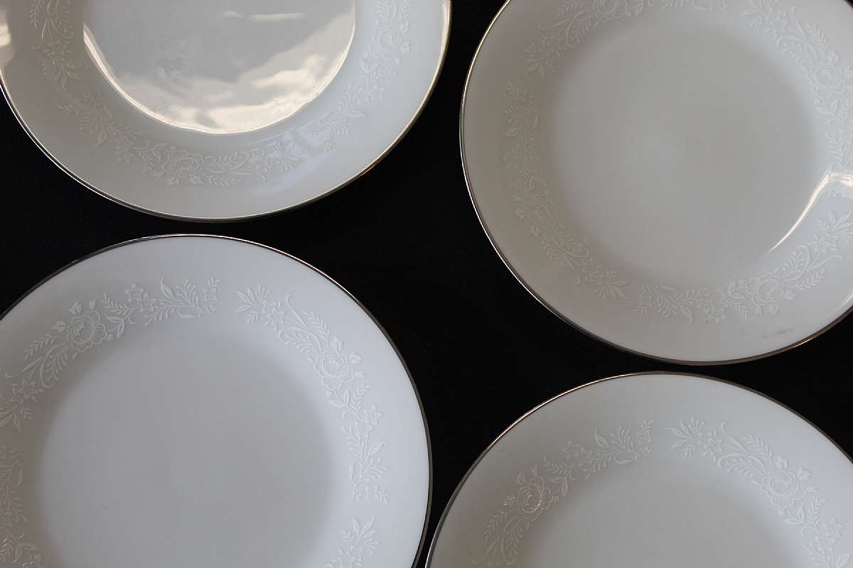 Up for sale are these Noritake Reina Set Of Four Salad Plates in excellent condition with no chips or cracks. The salad plates measure approx. 8 1/4"W.Shipping Excludes: Alaska/Hawaii, US Protectorates, APO/FPO, PO BoxShipping Provided to the Unite