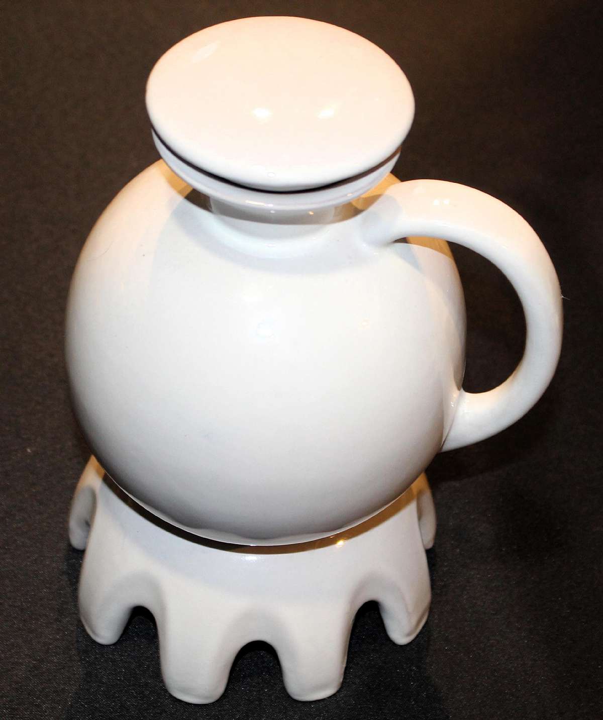 Up for sale is this Vintage Frankoma Pitcher With Stand in good condition with no chips or cracks. It measures approx. 8 inches tall without the lid. Some minor manufacturers glaze imperfections. Shipping Excludes: Alaska/Hawaii, US Protectorates, APO/FP