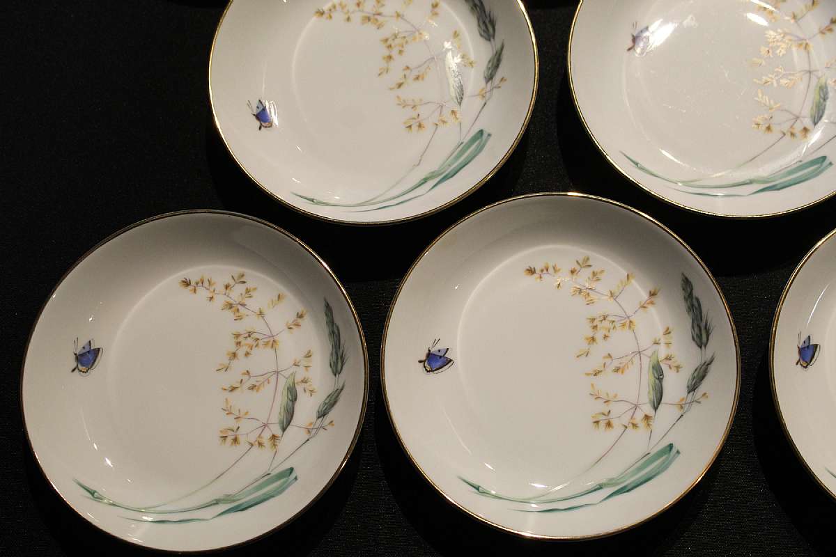 Up for sale are these Heinrich Sommer (Summer) Set Of Eight Fruit Bowls in excellent condition with no chips or cracks. The bowls measure approx. 5 1/2"W. Please see my other sales for more of this beautiful pattern.Shipping Excludes: Alaska/Hawaii,