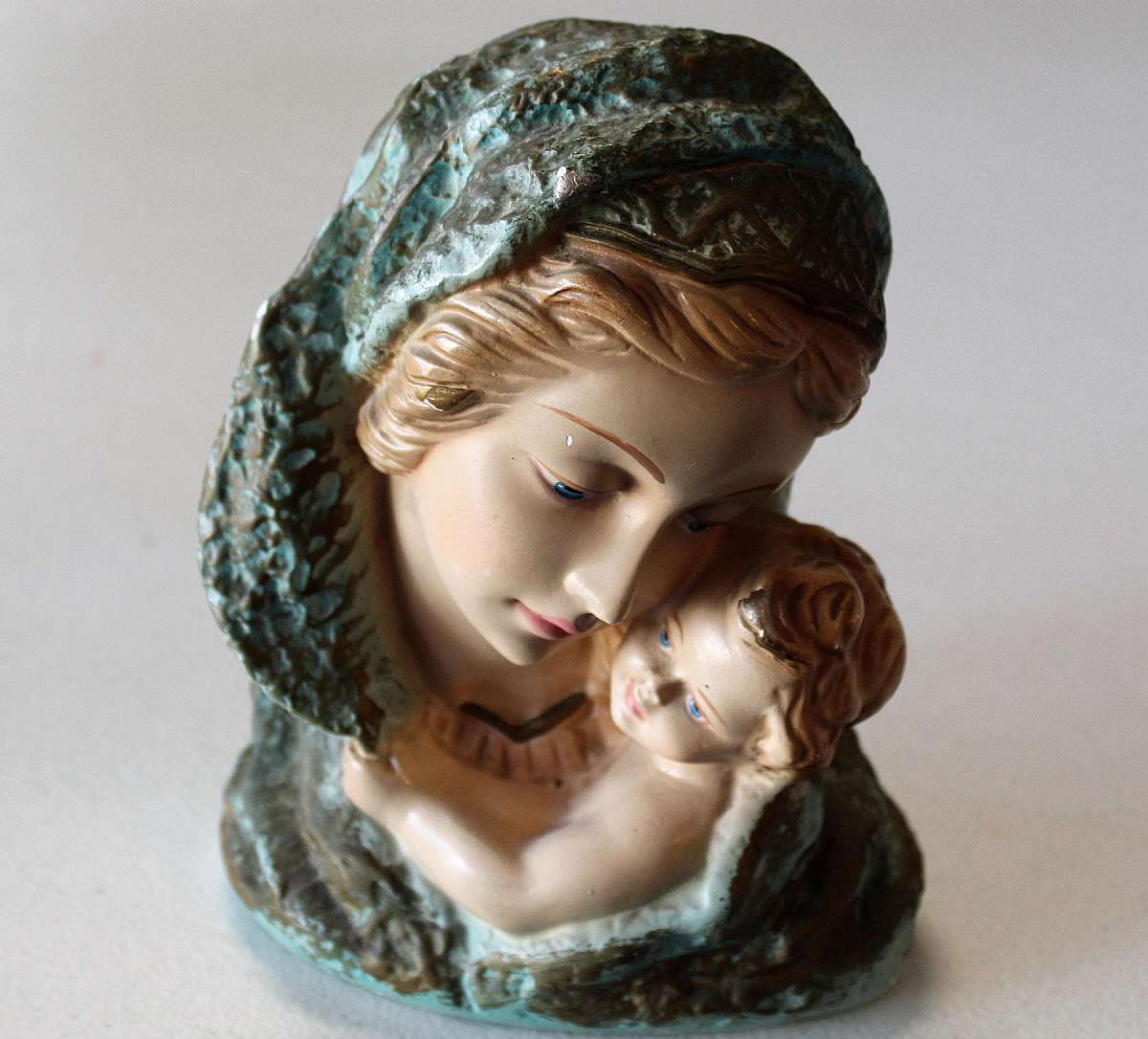 Up for sale is this Fantastic Vintage Virgin Mother & Child Statue By Bay View Statuary Italy in Great condition with no chips or cracks. Minor paint wear. Measures approx. 8 1/4" Tall by about 6 1/2"L by about 4"W.  Shipping Excludes