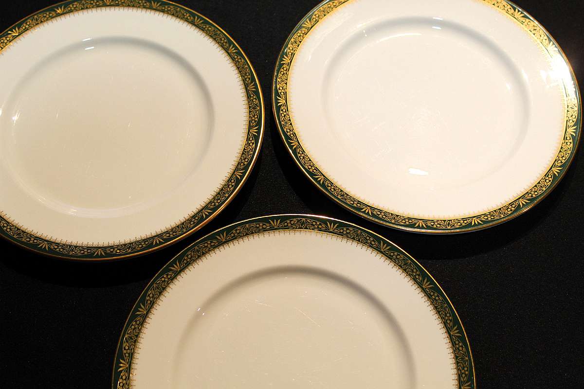 Up for sale are these Vintage Aynsley Chester Set Of Three Bone China Dinner Plates in great condition with no chips or cracks. The plates measure approx. 10 5/8 "W. There are some utensil marks from use. Shipping Excludes: Alaska/Hawaii, US Protec