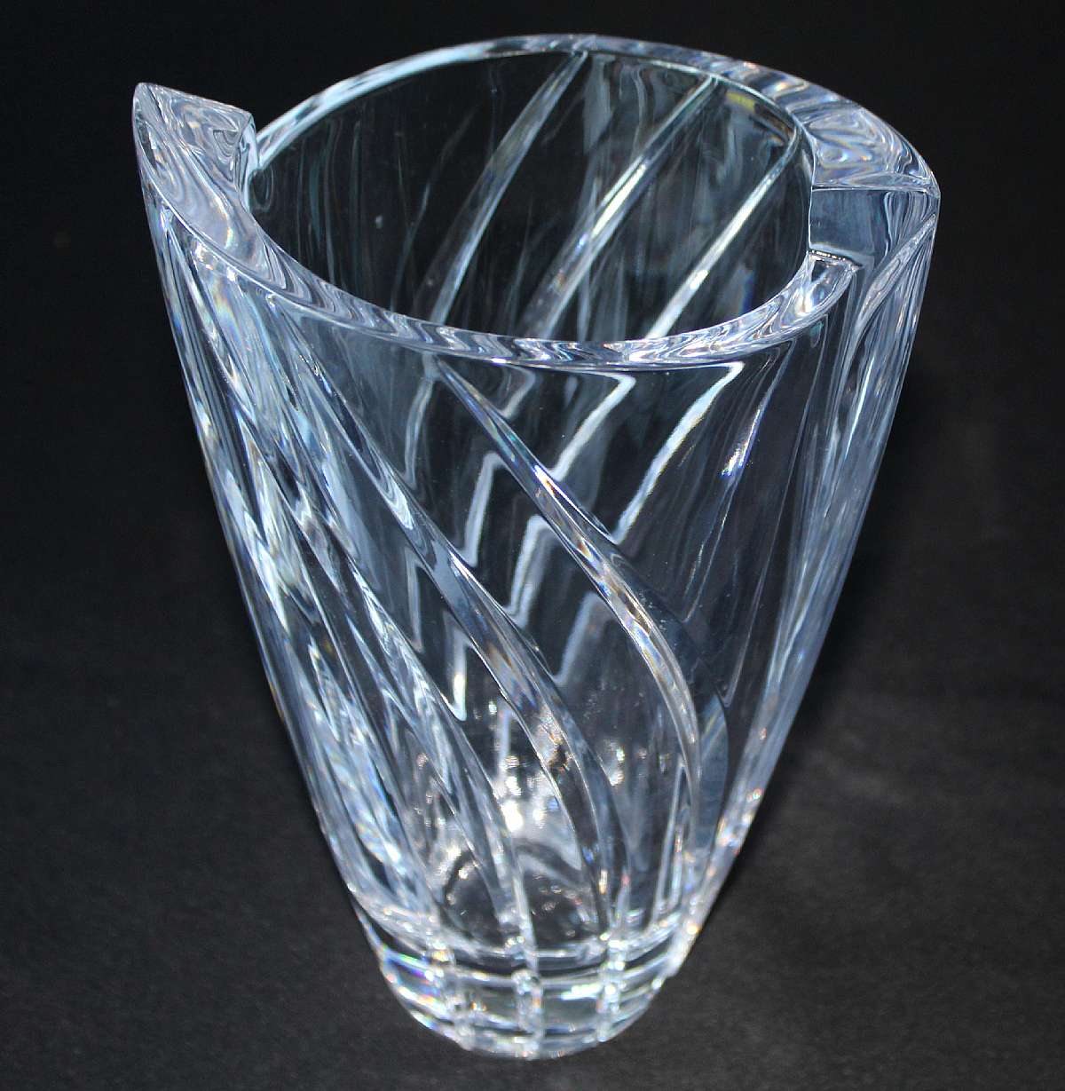 Up for sale is this Lenox Breezes Collection Flower Vase in great condition with no chips or cracks. Measures approx. 9 3/4"T by 6 1/2"W. Circa 1999.Shipping Excludes: Alaska/Hawaii, US Protectorates, APO/FPO, PO BoxShipping Provided to the U