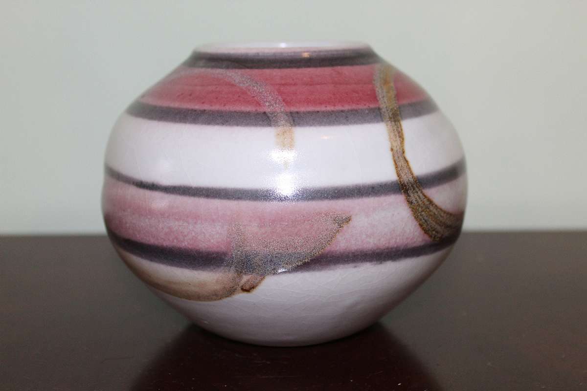 Up for sale is this McKee Pottery Carolina Piece in great condition with no chips or cracks. The item measures approx. 6"T. Signed McKee on the reverse. Please see my other auctions for more pieces by this artist. Shipping Excludes: Alaska/Hawaii,
