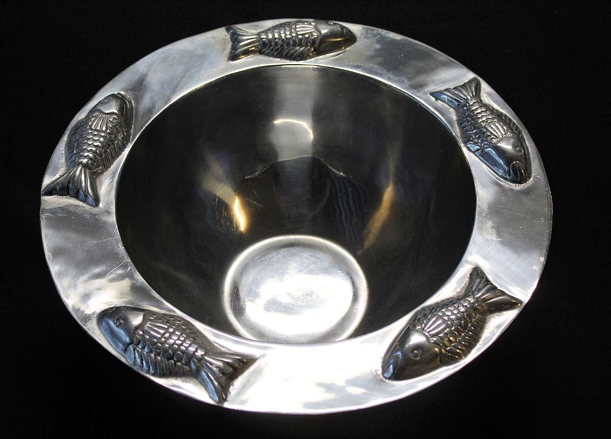 Up for sale is this Holland Boone Polished Pewter Large Bowl With A Fish Design in very good condition. Measures approx. 13 1/4"W by 4 7/8"D. Large piece with some scratching form use. Shipping Excludes: Alaska/Hawaii, US Protectorates, APO/FP
