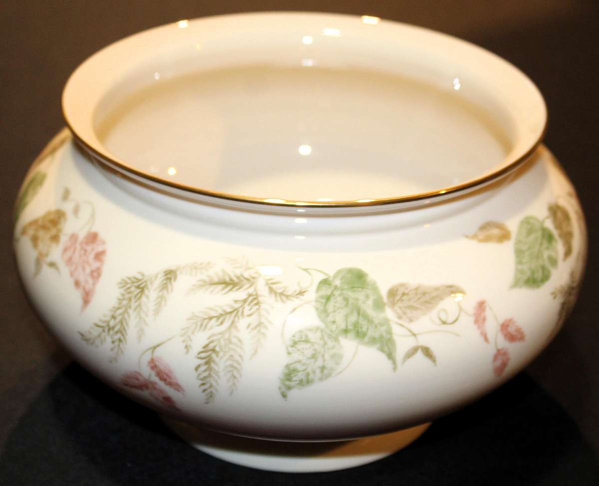 Up for sale is this Lenox Natures Collection Large Beautiful Decorative Bowl USA in excellent condition with no chips or cracks. Measures approx. 10 inches wide at its widest point & about 5 3/4 inches tall. Shipping Excludes: Alaska/Hawaii, US Prot